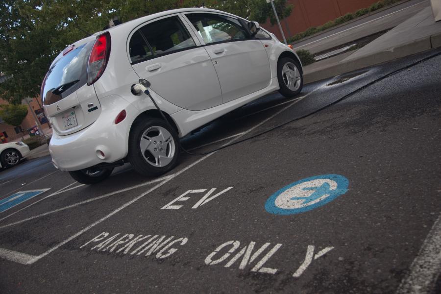  Mitsubishi i-MiEV 2012 года  (US) (фото 131 из 234)
